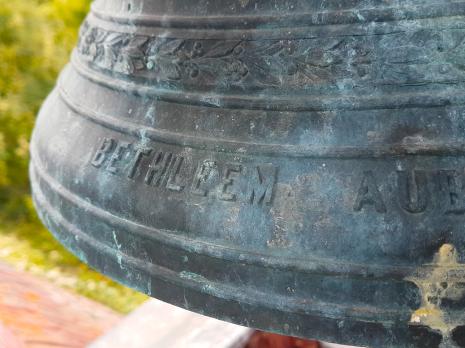 Un gros plan sur une cloche sur laquelle il y est écrit "Bethléem Aubevoye"