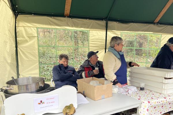 Martine a la vente du vin chaud et de la galette.