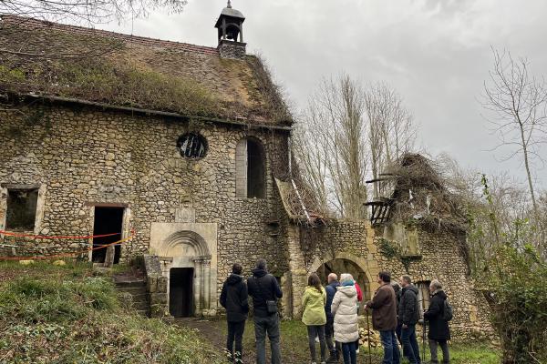 Visite devant la chapelle.