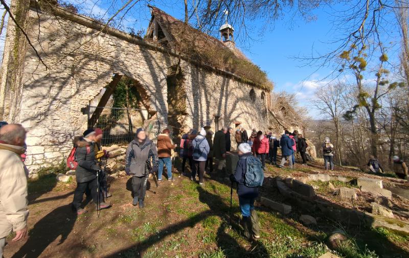 Visite de la chapelle par des randonneurs.