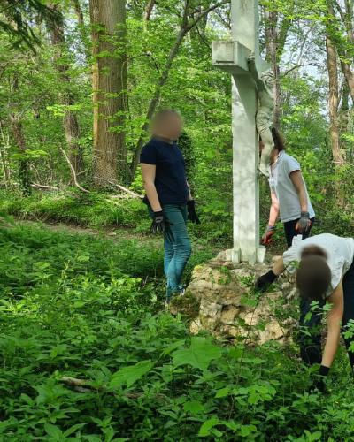 Nettoyage autour du calvaire à l’entrée du domaine.